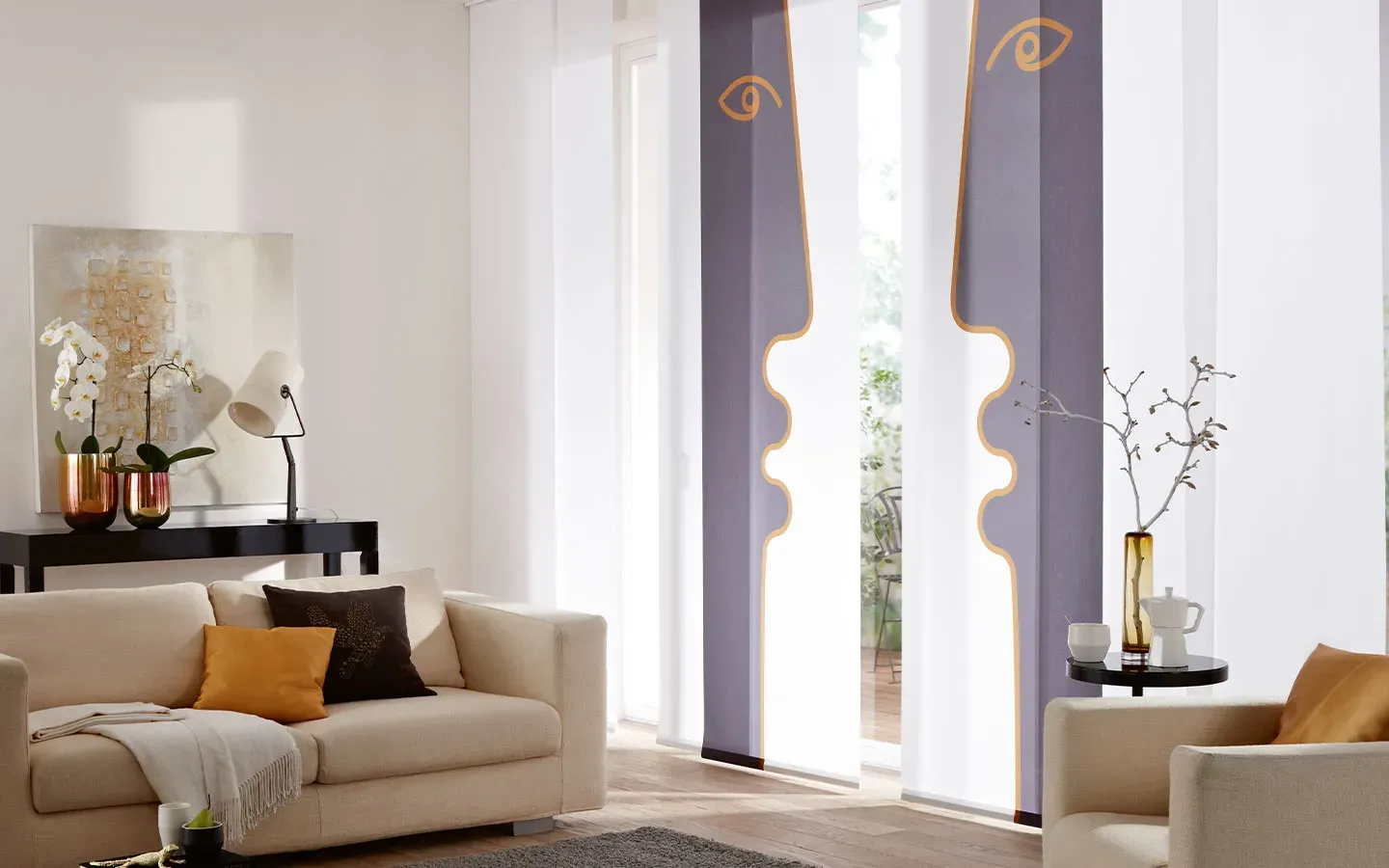 Wohnzimmer mit avantgardistischen Flächenvorhängen