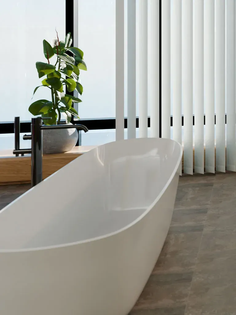 Modernes Badezimmer mit weißem Lamellenvorhang