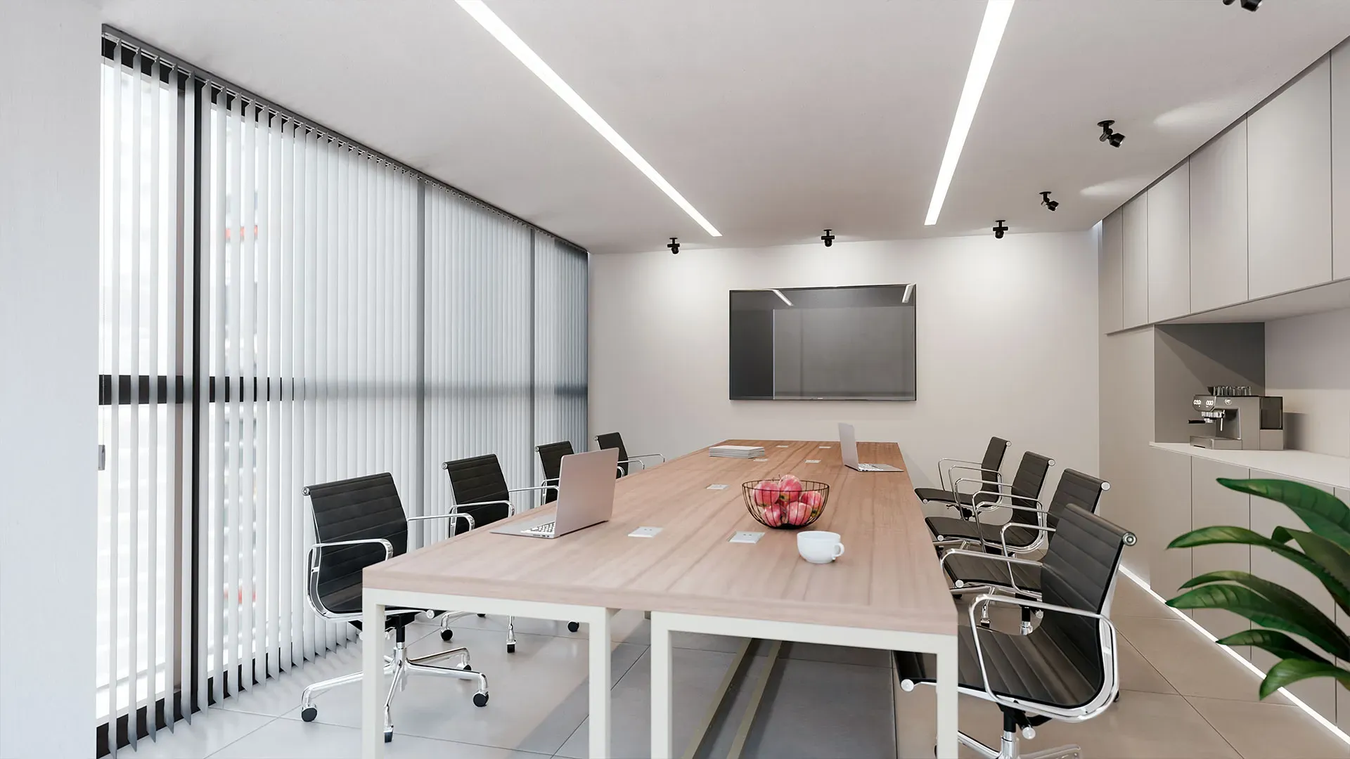 Besprechungsraum mit weißem Lamellenvorhang