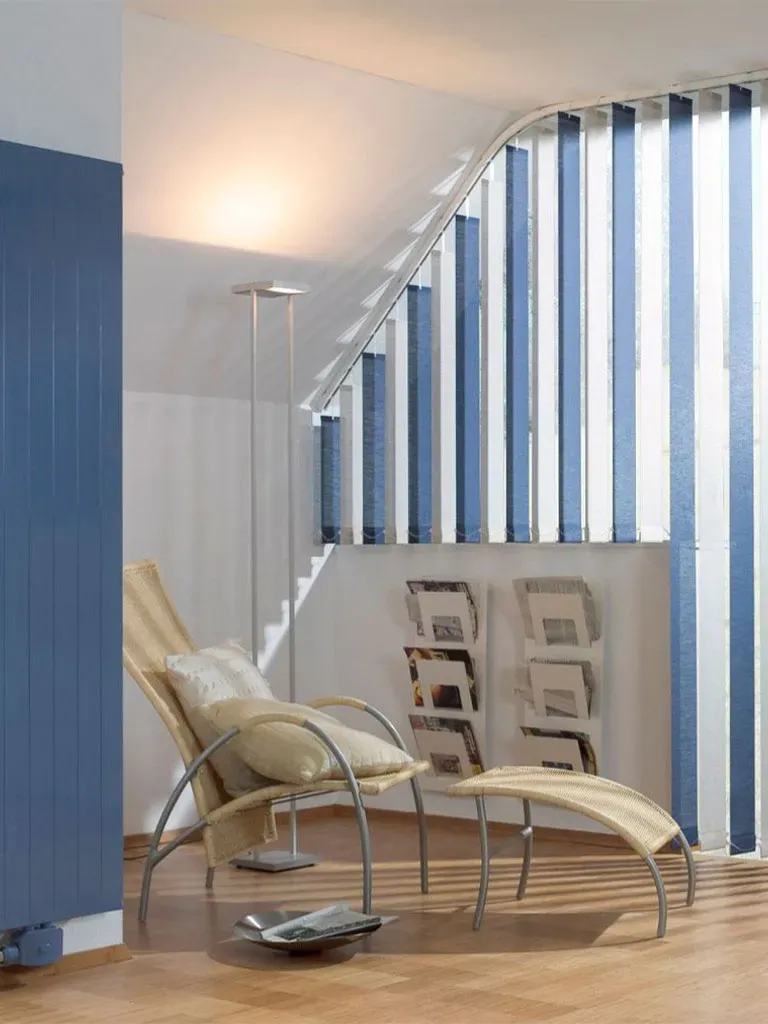 Dachschräge mit blauem Lamellenvorhang