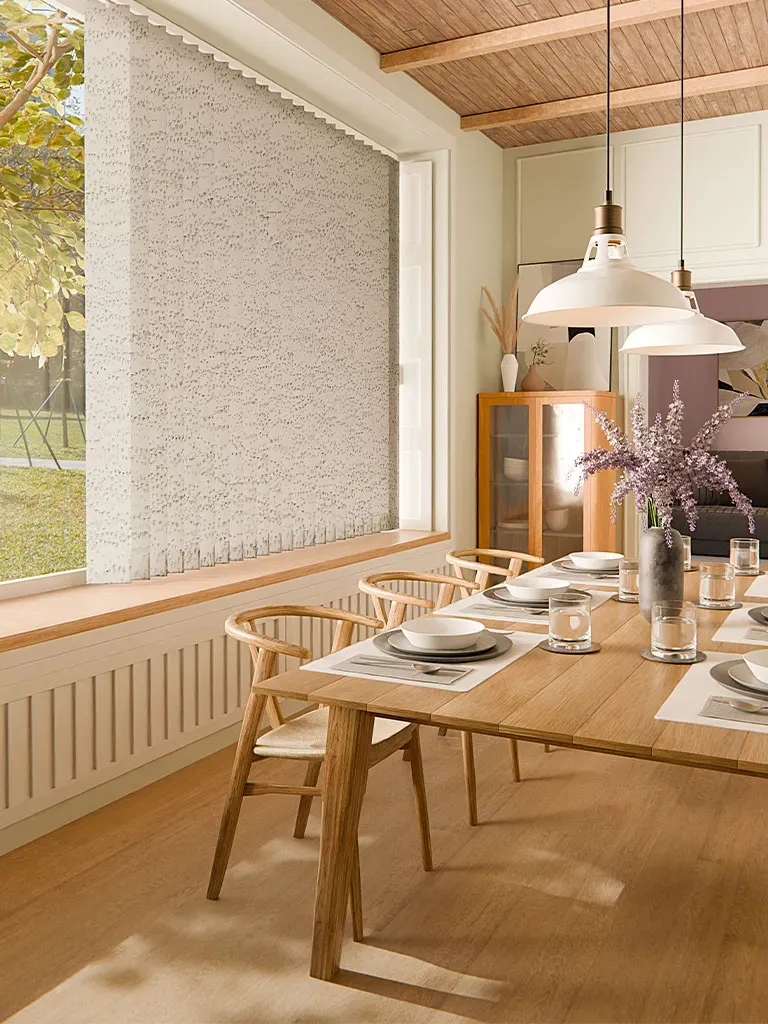 Esszimmer mit Lamellenvorhang von Teba