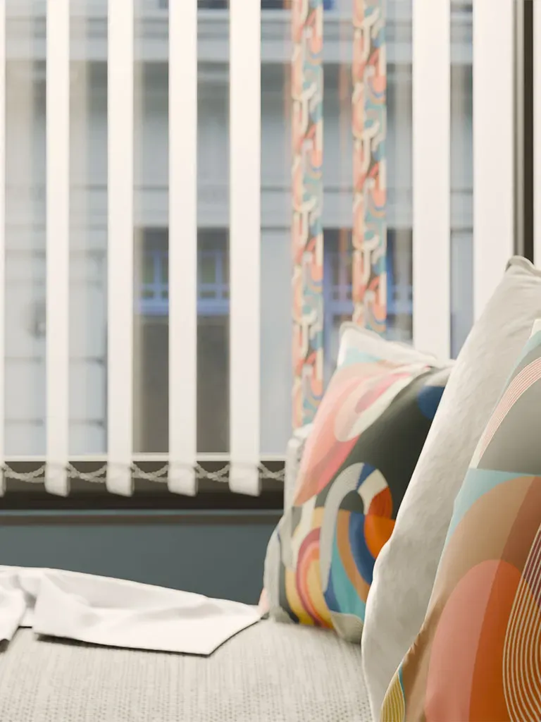 Schlafzimmer mit exklusivem Lamellenvorhang von Teba