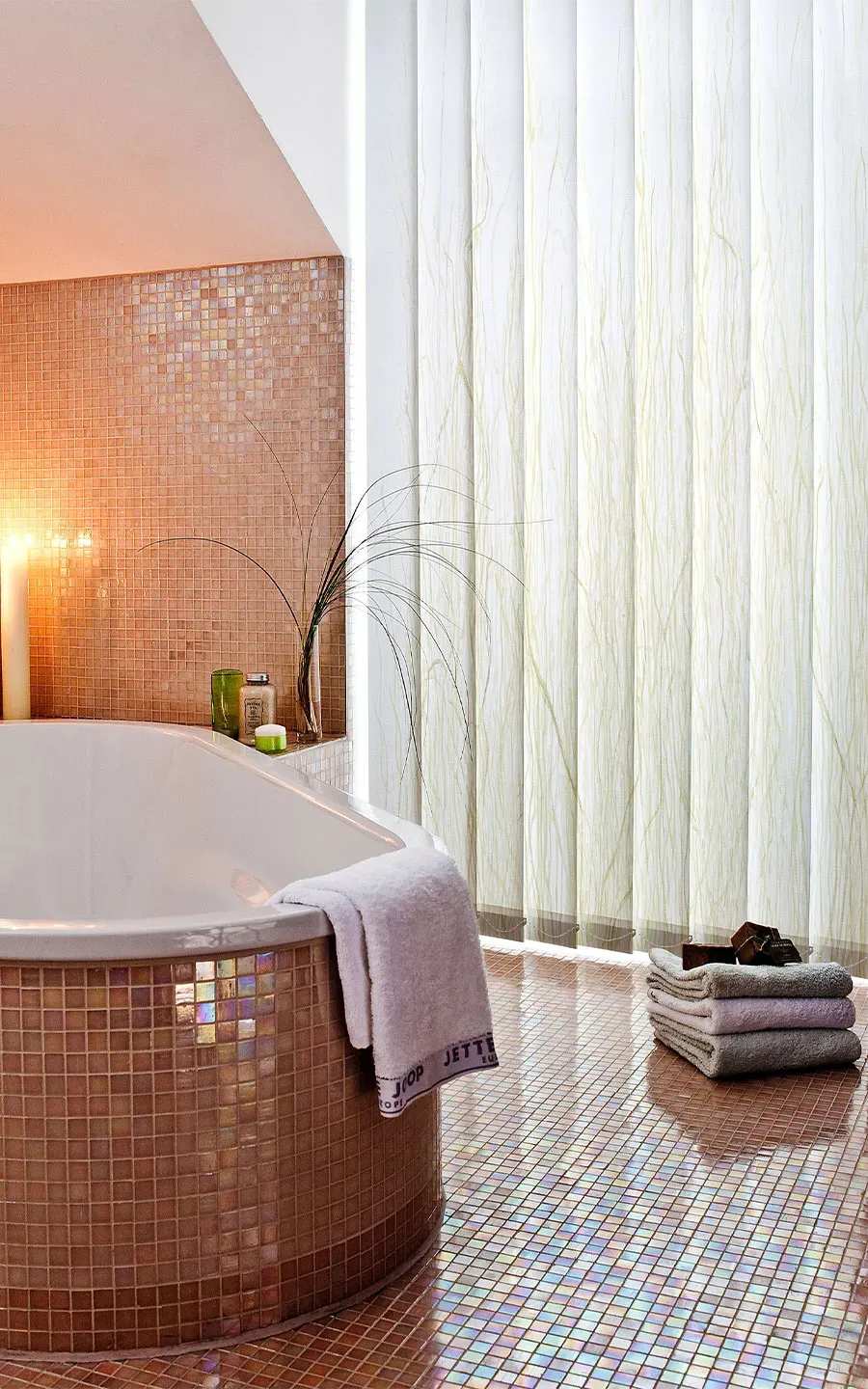 Badezimmer mit Lamellenvorhang Gras