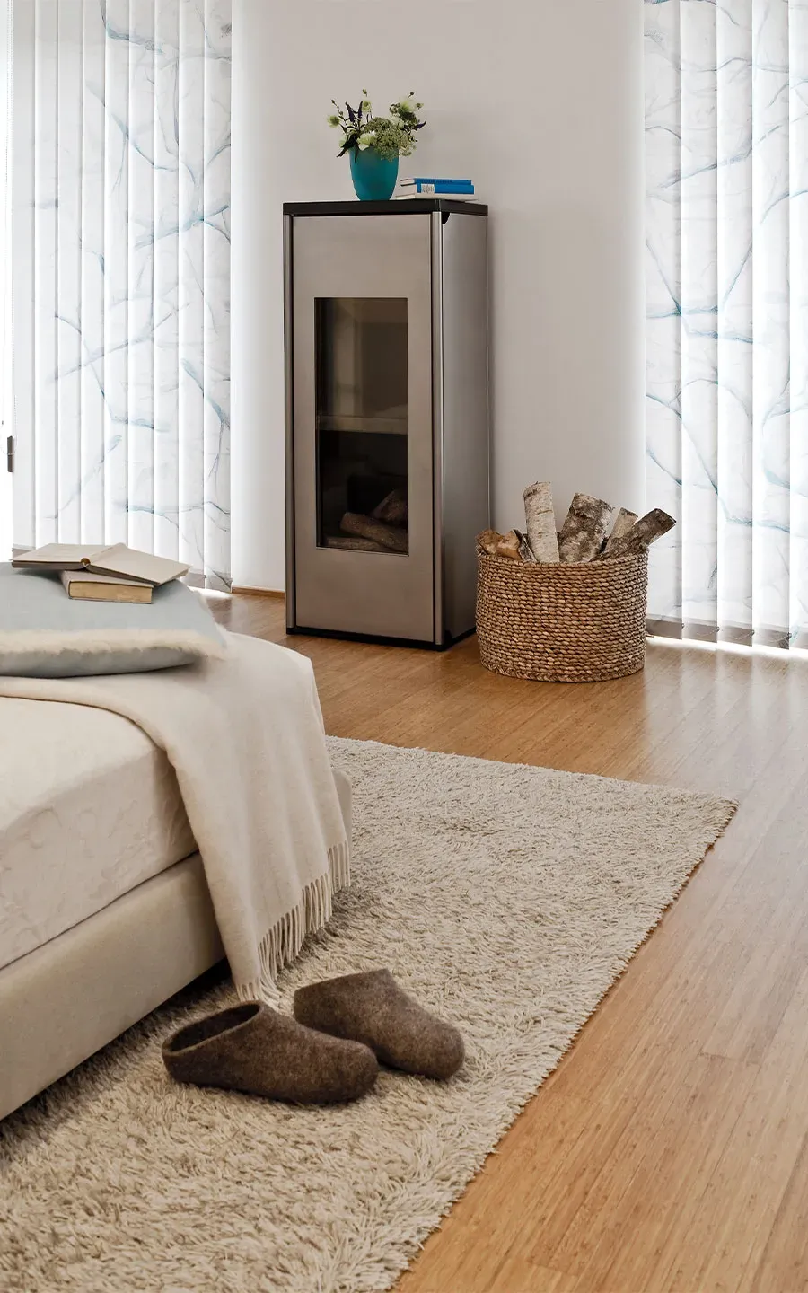 Schlafzimmer mit Lamellenvorhang Zweige