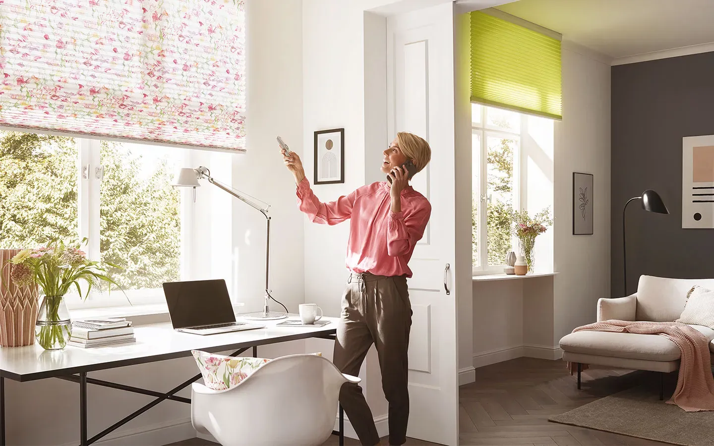 Arbeits- und Wohnzimmer mit Plissee von Teba