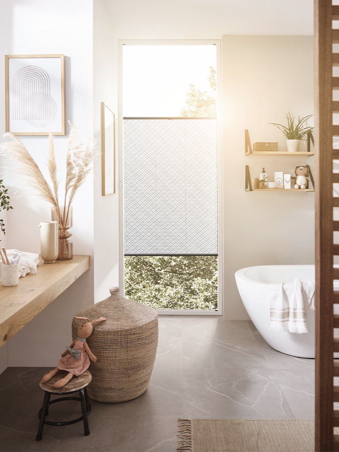 Modernes Badezimmer mit hellen Plissees