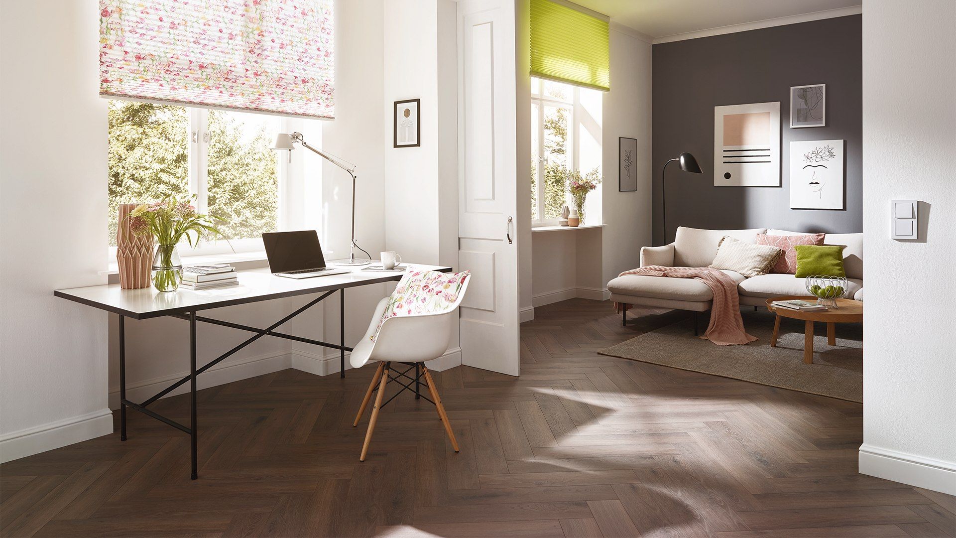 Wohn- und Arbeitszimmer mit Tea Plissee mit Blumen und grün