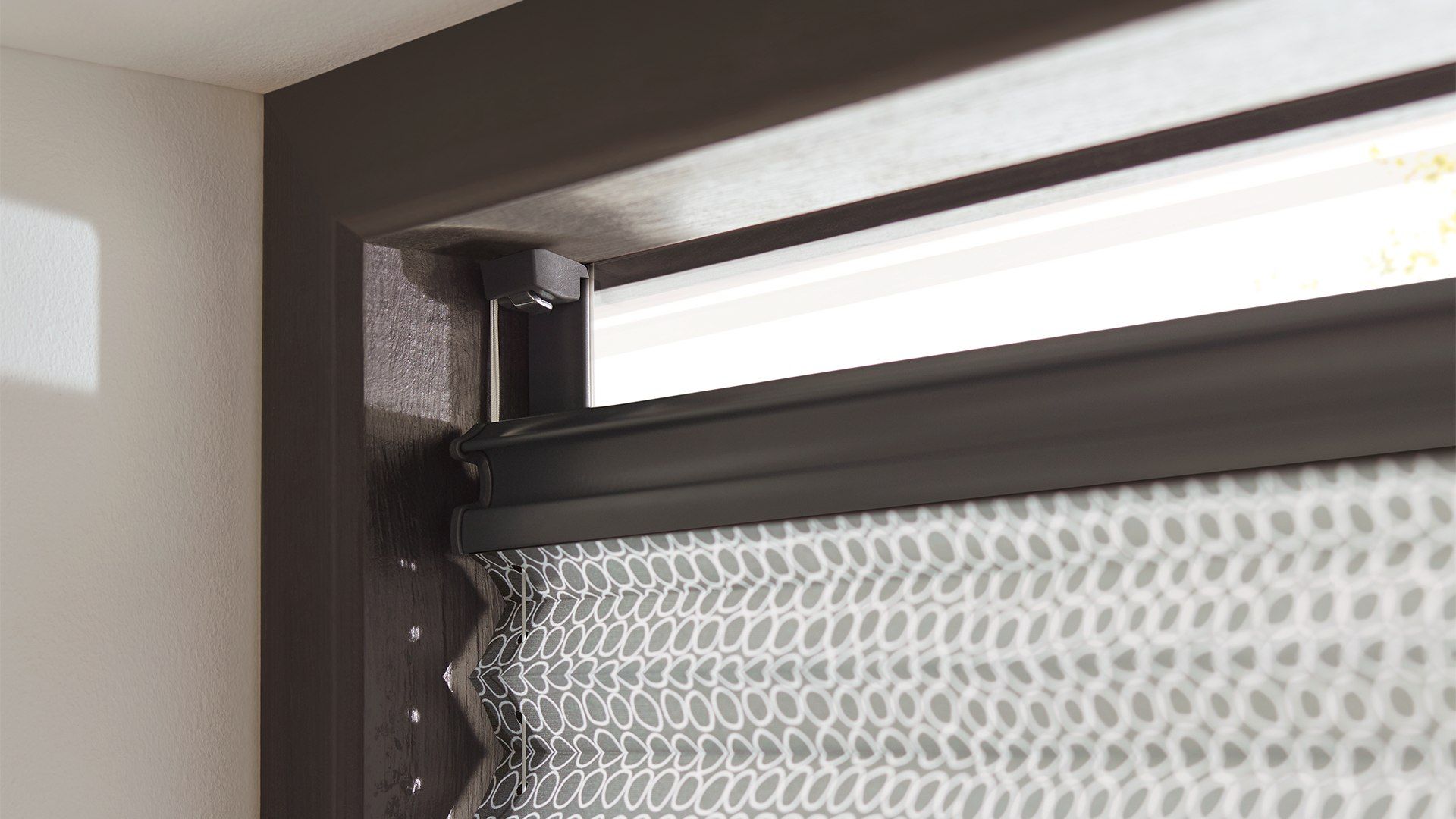 Schwarzer Fensterrahmen mit gepunktetem Teba Plissee