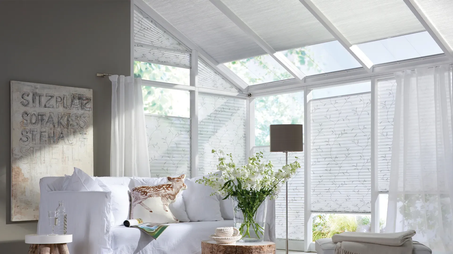 Wintergarten mit Fenstern und Plissees in Sonderform