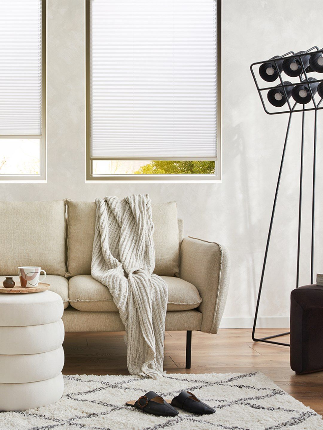 Gemütiches Wohnzimmer mit weißem Plissee von Teba