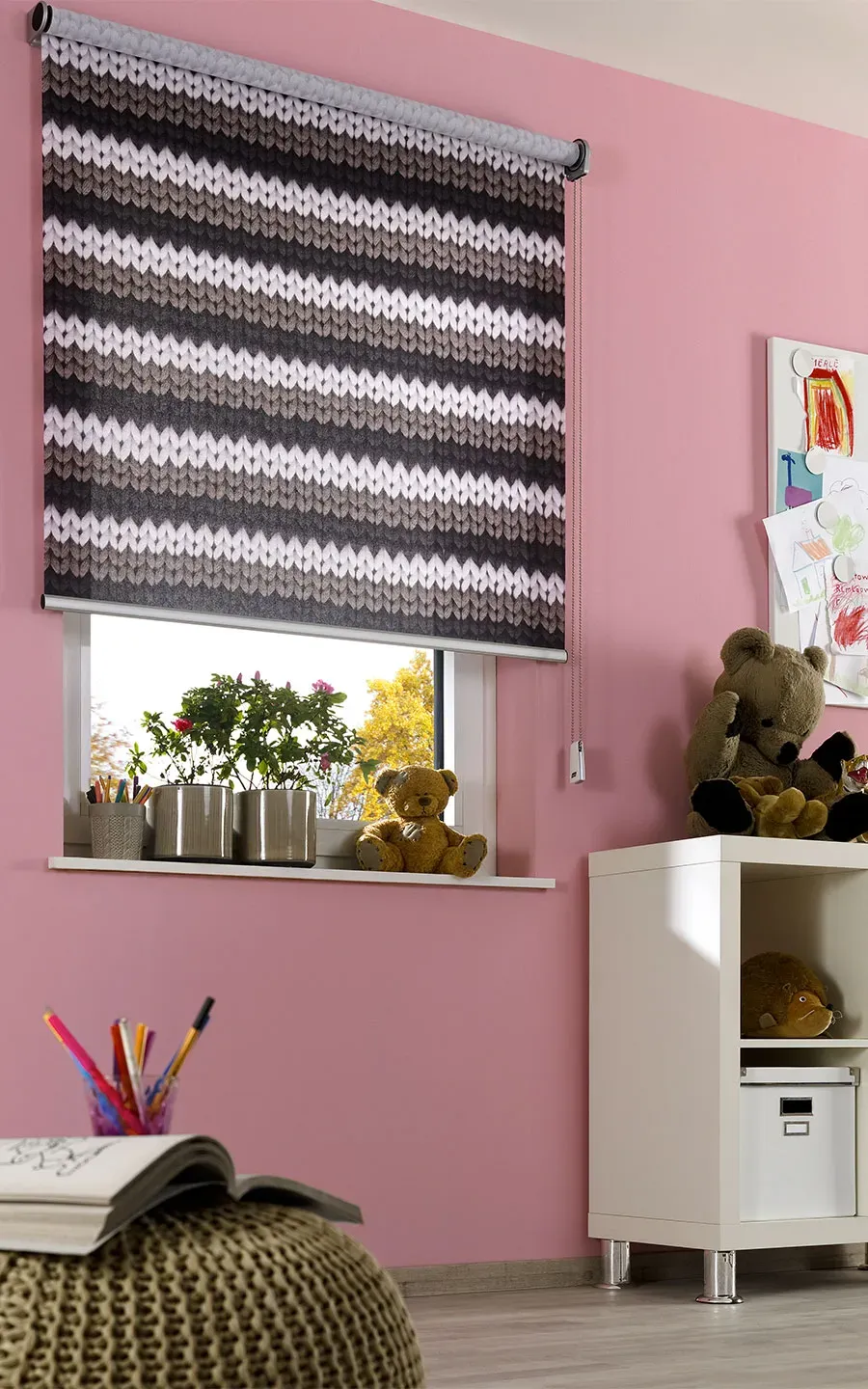 Kinderzimmer mit Rollo in Brauntönen