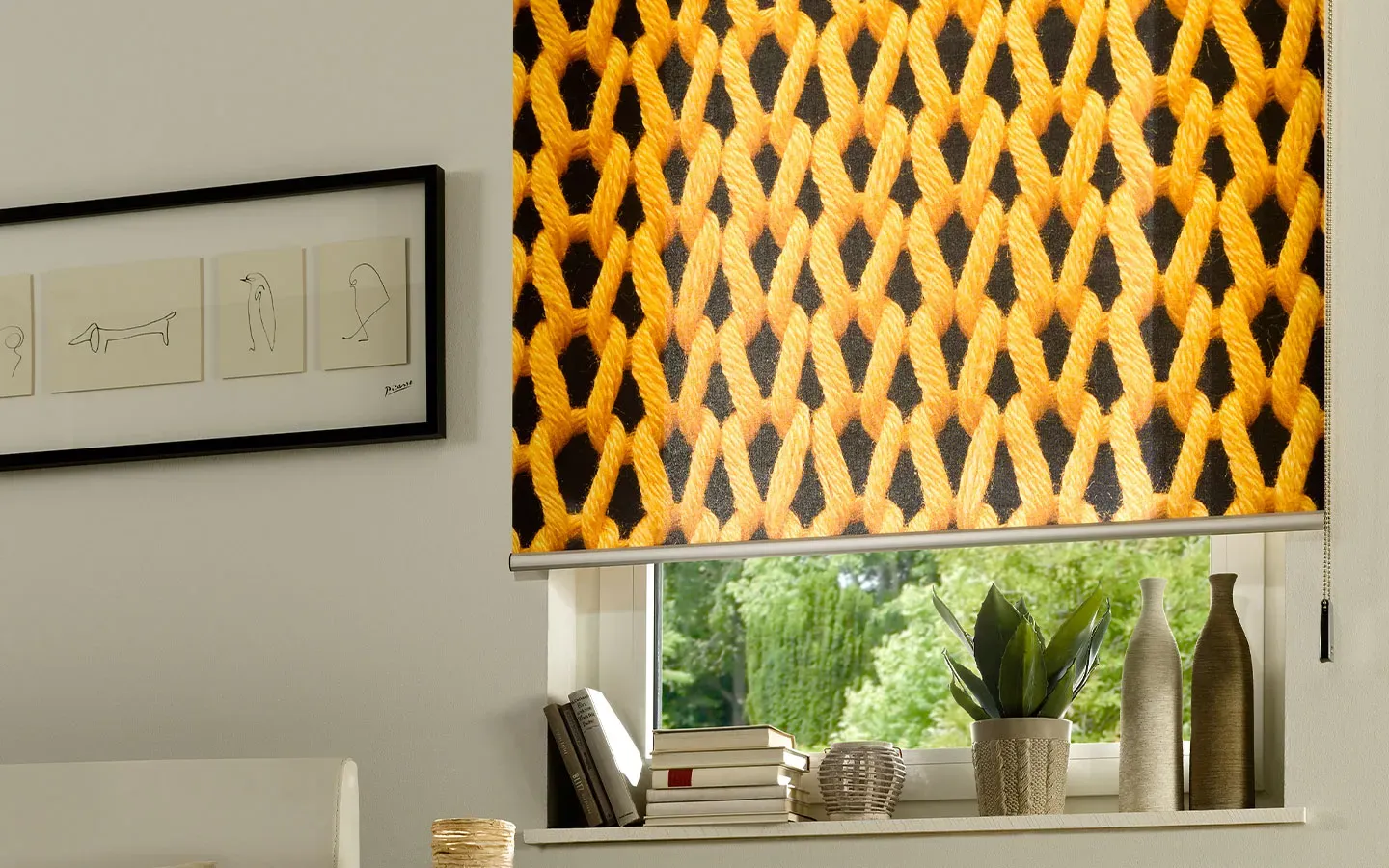 Rollo mit gelbem Strickdesign