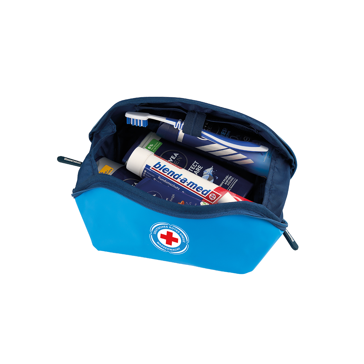 Hellblaue geöffnete Kulturtasche mit dunkelblauem Reißverschluss und DRK-Wasserwachtlogo. Die Tasche ist geöffnet. Es befinden sich Zahnbürste, Zahnpasta und weitere Hygieneartikel in der Tasche.